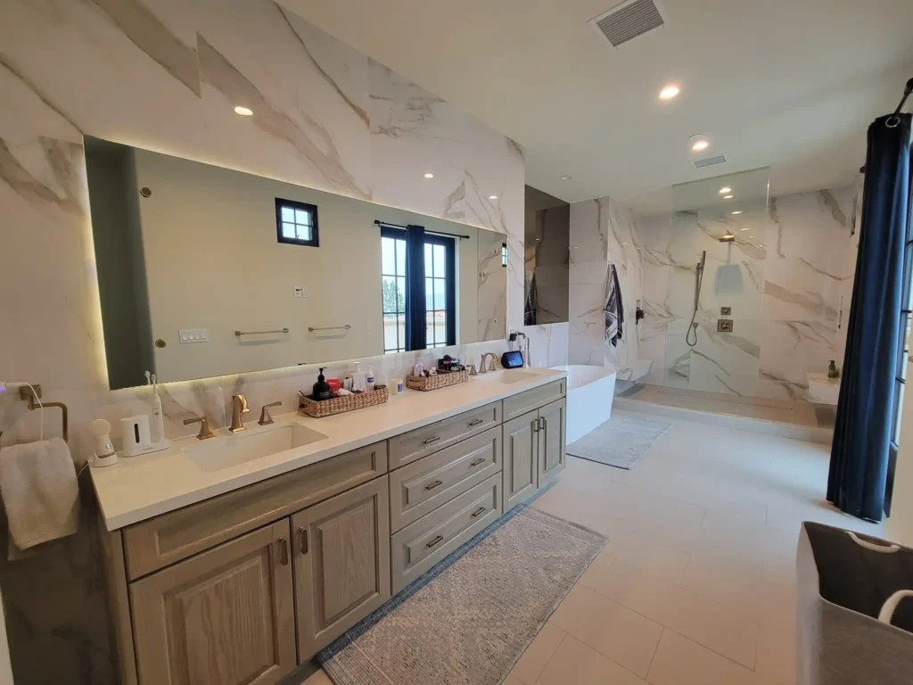 Clean bathroom in Orange County by Garfias Cleaning