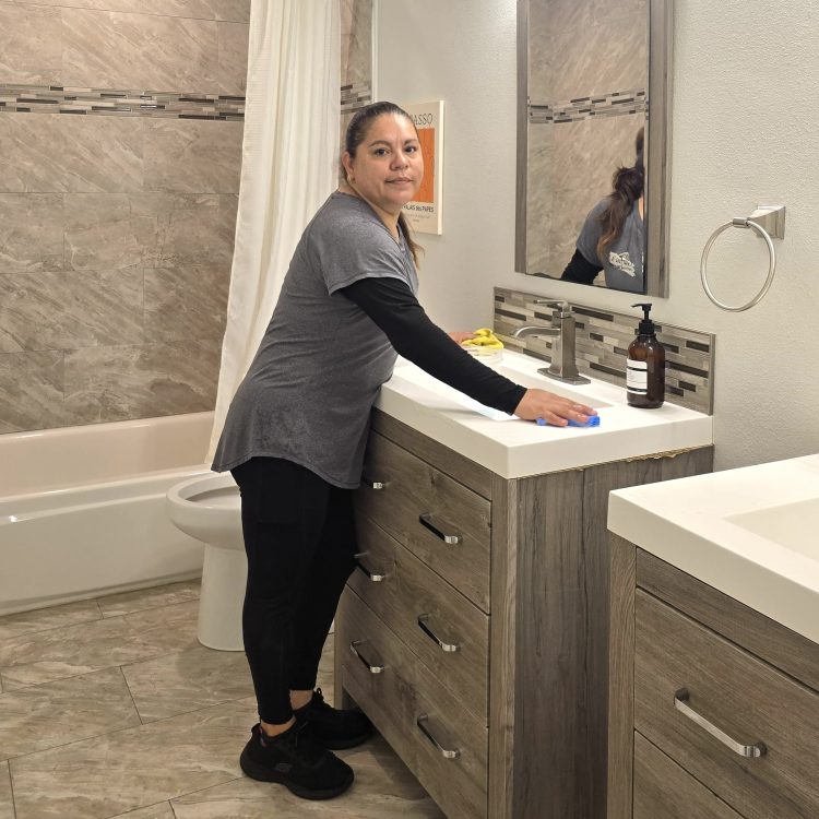 Team crew in Laguna Niguel cleaning the Bathroom